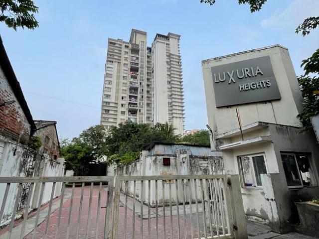 4 BHK Apartment in Tangra for resale Kolkata. The reference number is 20758293