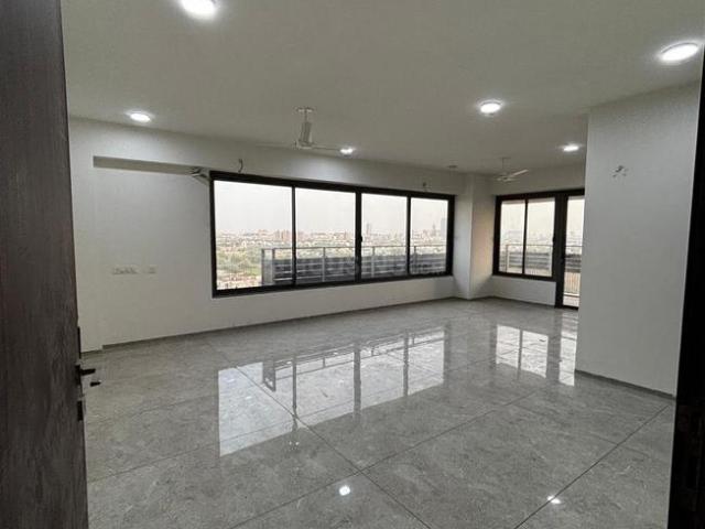 4 BHK Apartment in Thaltej for rent Ahmedabad. The reference number is 20875617