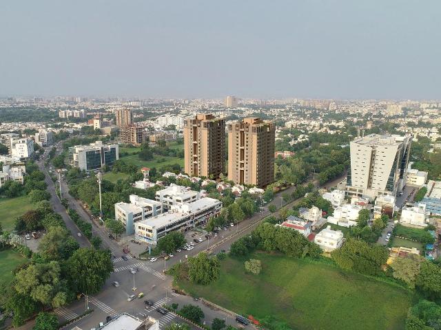 4 BHK Apartment in Thaltej for resale Ahmedabad. The reference number is 21232350