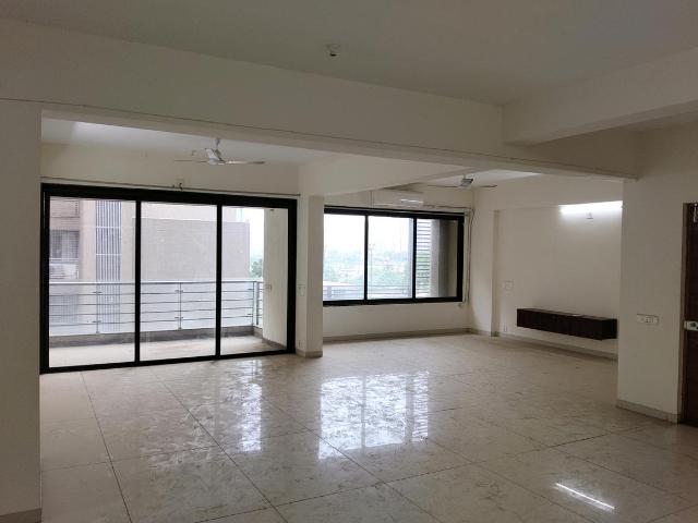 4 BHK Apartment in Vaishno Devi Circle for rent Ahmedabad. The reference number is 20898057