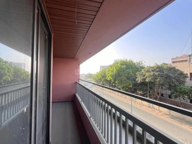 4 BHK Apartment in Vaishno Devi Circle for rent Ahmedabad. The reference number is 20051513