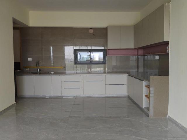 4 BHK Apartment in Vaishno Devi Circle for rent Ahmedabad. The reference number is 20177974