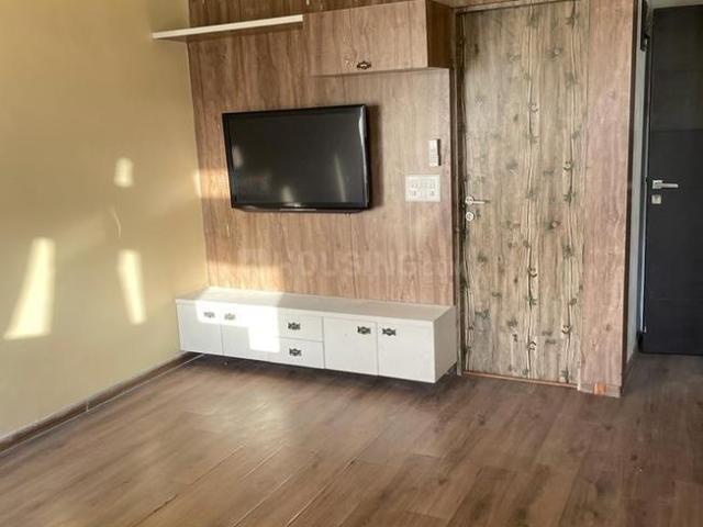 4 BHK Apartment in Vaishno Devi Circle for rent Ahmedabad. The reference number is 21051602