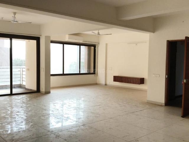 4 BHK Apartment in Vaishno Devi Circle for rent Ahmedabad. The reference number is 21291946