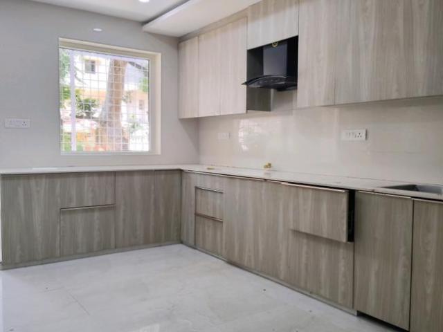 4 BHK Apartment in Vasant Kunj for resale New Delhi. The reference number is 20372125