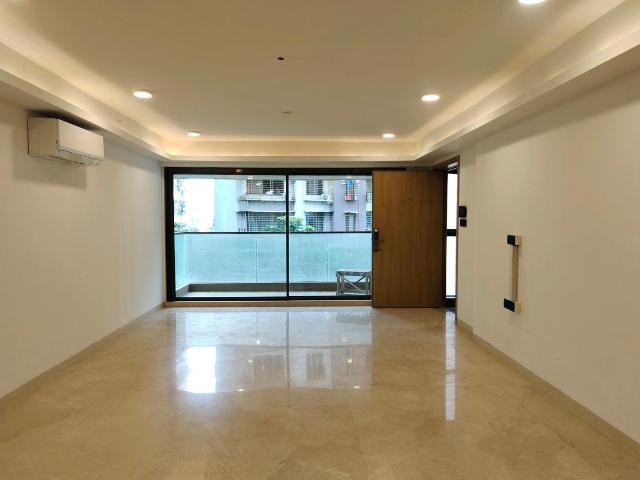 4 BHK Apartment in Vile Parle West for rent Mumbai. The reference number is 17508373