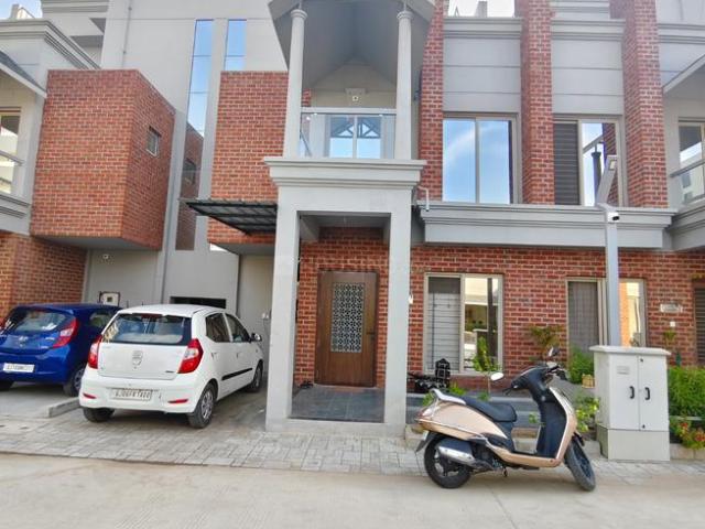 4 BHK Duplex in Atladara for rent Vadodara. The reference number is 20594684