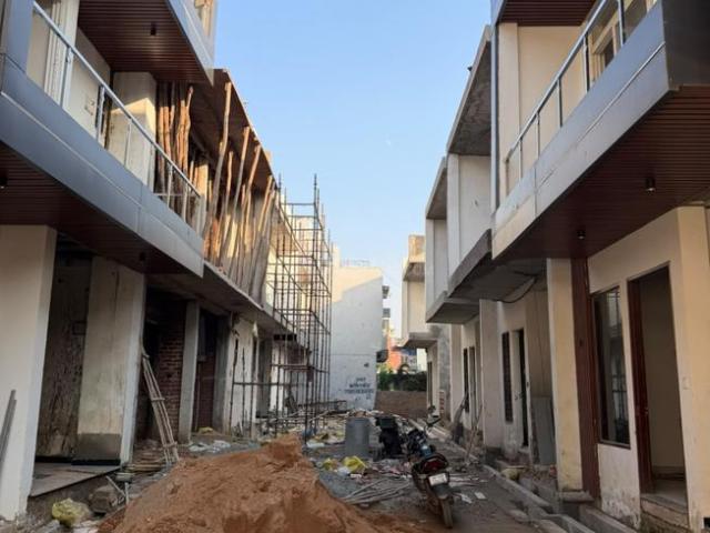 4 BHK Duplex in Noida Extension for resale Greater Noida. The reference number is 21348252