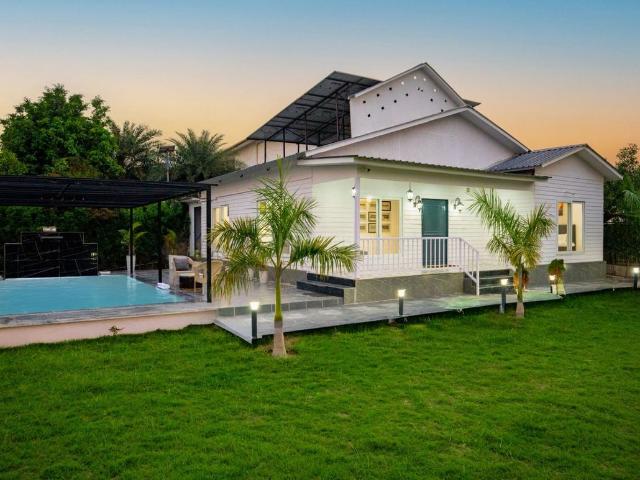 4 BHK Farm House in Sector 135 for resale Noida. The reference number is 21164304