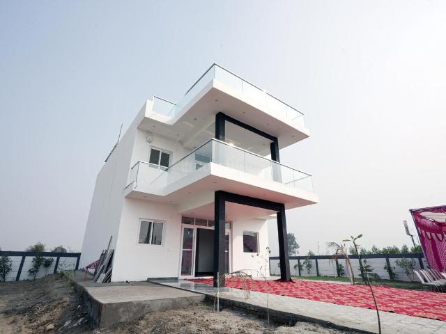 4 BHK Farm House in Sector 22B for resale Greater Noida. The reference number is 20615915