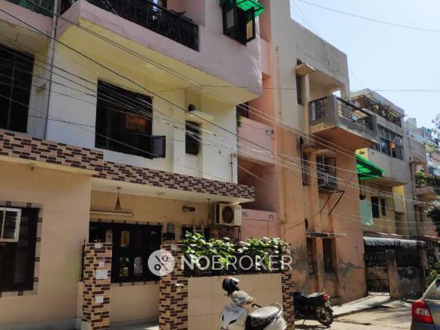 4 BHK Flat In Pitam Pura For Sale In Vp Block Lane Number 1