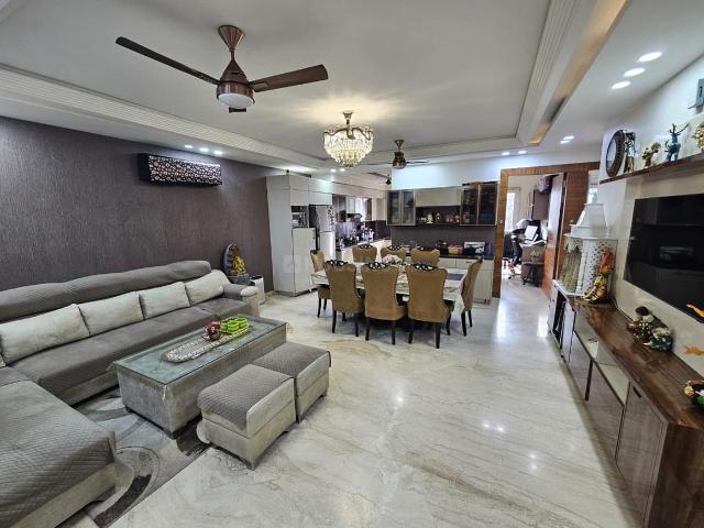 4 BHK Independent Builder Floor in Mansarover Garden for resale New Delhi. The reference number is 21018075