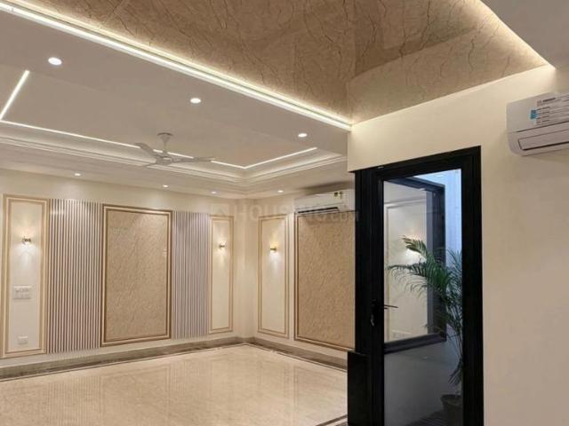 4 BHK Independent Builder Floor in Model Town for resale New Delhi. The reference number is 20138792