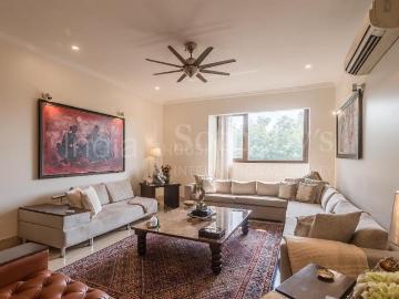 Flat for sale in Friends Avenue - Garden