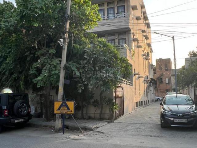 4 BHK Independent Builder Floor in New Friends Colony for resale New Delhi. The reference number is 21117280