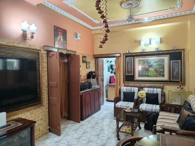 4 BHK Independent Builder Floor in Santoshpur for resale Kolkata. The reference number is 20012145