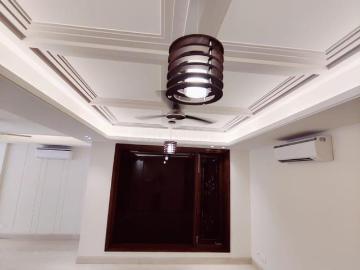 4 BHK Independent Builder Floor in Sarvodaya Enclave for resale New Delhi. The reference number is 19772117