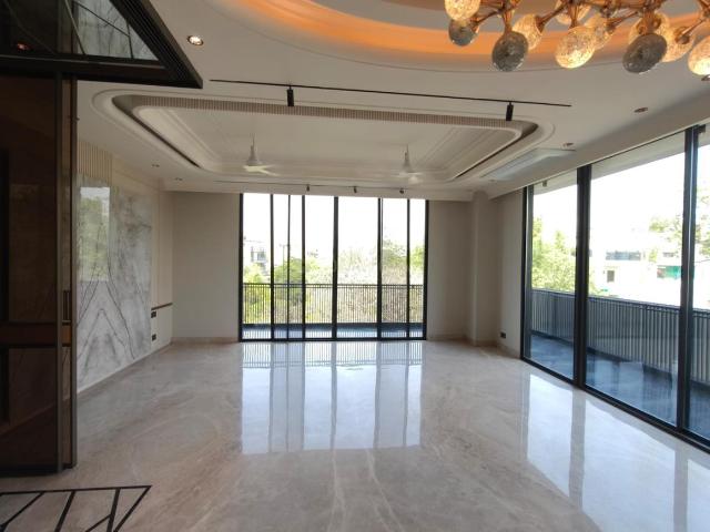 4 BHK Independent Builder Floor in Sarvodaya Enclave for resale New Delhi. The reference number is 20561622