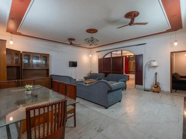 4 BHK Independent Builder Floor in Sector 52 for rent Noida. The reference number is 4025802