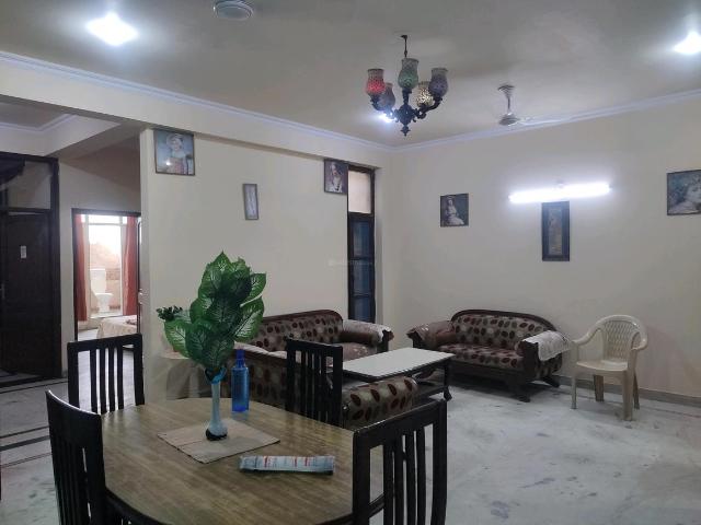 4 BHK Independent Builder Floor in Sector 61 for rent Noida. The reference number is 17573117