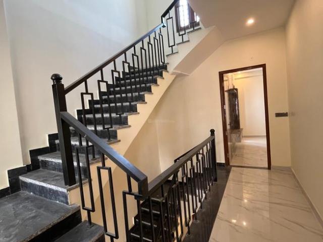 4 BHK Independent Builder Floor in Sector 17 Dwarka for resale New Delhi. The reference number is 20053066