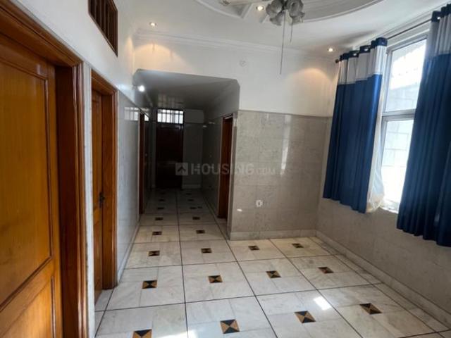 4 BHK Independent Builder Floor in Shalimar Bagh for rent New Delhi. The reference number is 19625263
