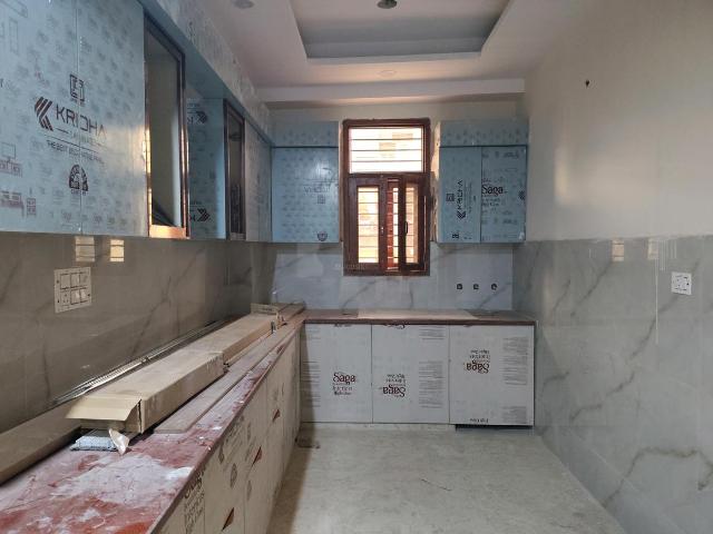 4 BHK Apartment in Shalimar Garden for resale Ghaziabad. The reference number is 17835598