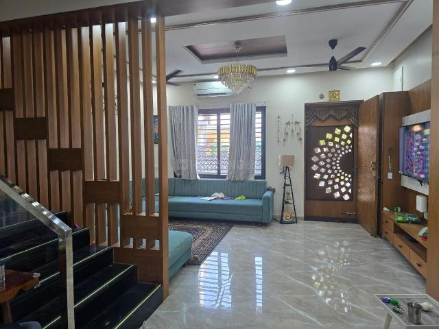 4 BHK Independent House in Vaishno Devi Circle for rent Ahmedabad. The reference number is 21023245