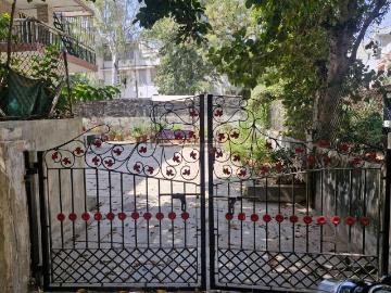 4 BHK Independent House in Ambawadi for resale Ahmedabad. The reference number is 20058779