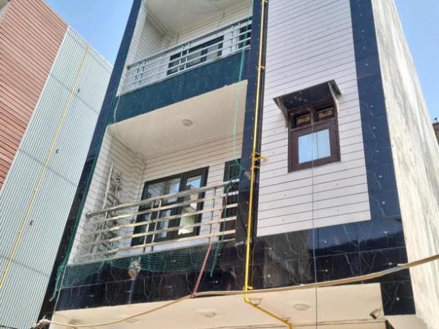 4 BHK Independent House in Dwarka Mor for resale New Delhi. The reference number is 21236103