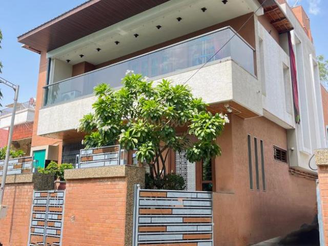 4 BHK Independent House in Ellisbridge for resale Ahmedabad. The reference number is 20563097