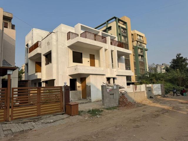4 BHK Independent House in Ghuma for resale Ahmedabad. The reference number is 18755588