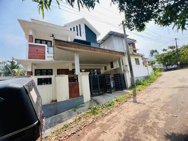 4 BHK Independent House in Kakkanad for resale Kochi. The reference number is 20173084