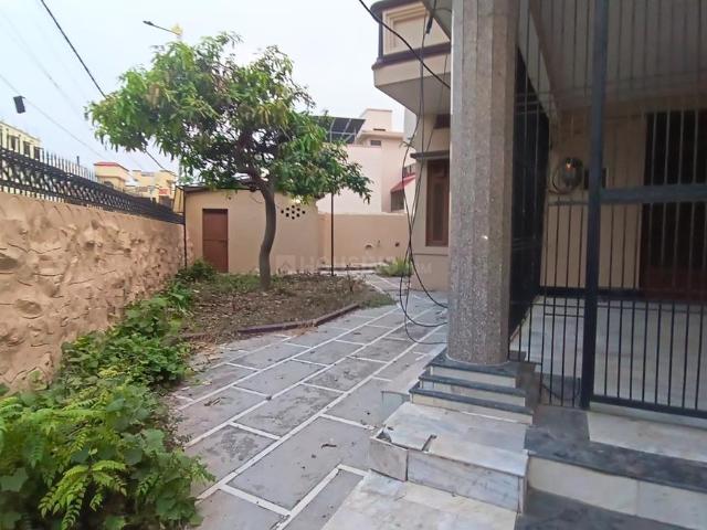 4 BHK Independent House in Lanka for rent Varanasi. The reference number is 21260882