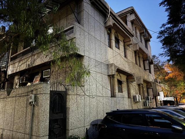 4 BHK Independent House in Malviya Nagar for resale New Delhi. The reference number is 20900243