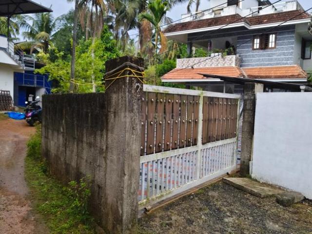 4 BHK Independent House in Maradu for resale Kochi. The reference number is 21327484