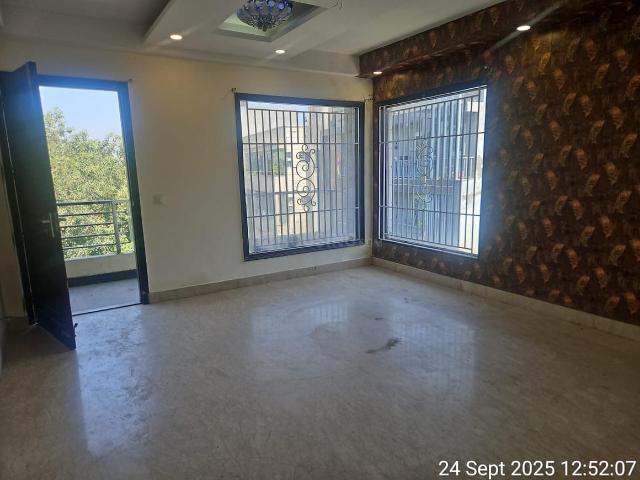 4 BHK Independent House in Model Town for resale New Delhi. The reference number is 18594633