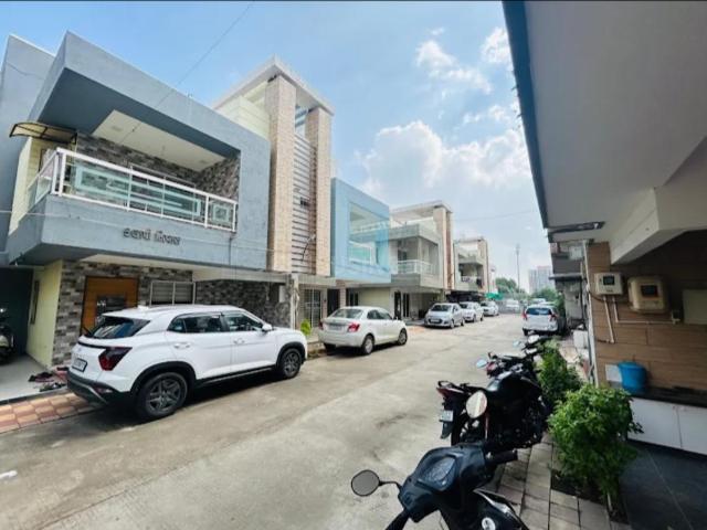 4 BHK Independent House in Motera for rent Ahmedabad. The reference number is 21031494