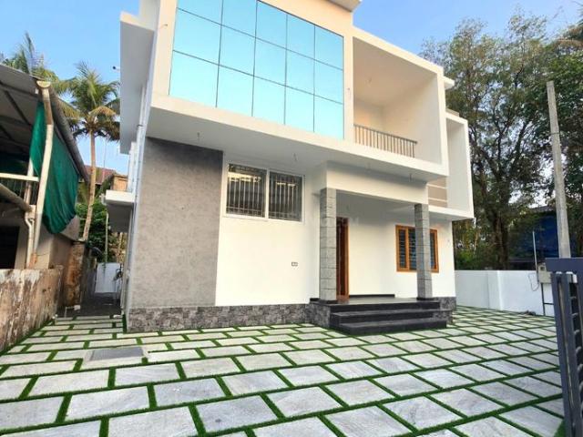 4 BHK Independent House in North Parvur for resale Kochi. The reference number is 19200395
