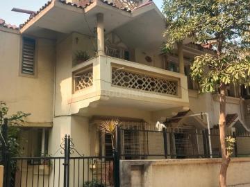 4 BHK Independent House in Satellite for resale Ahmedabad. The reference number is 19235073