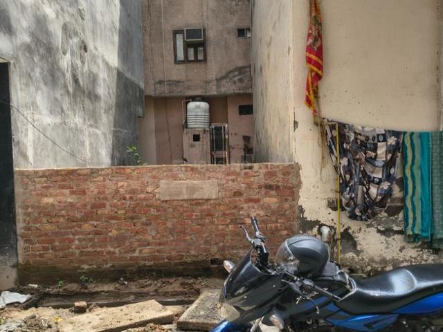 4 BHK Independent House in Sector 22 Rohini for resale New Delhi. The reference number is 20994344