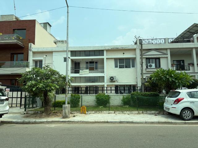 4 BHK Independent House in Sector 28 for resale Chandigarh. The reference number is 20752295