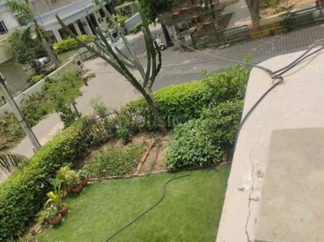 4 BHK Independent House in Sector 33 for resale Chandigarh. The reference number is 20372903
