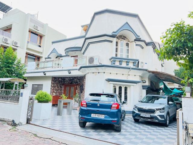 4 BHK Independent House in Shyamal for rent Ahmedabad. The reference number is 21354711