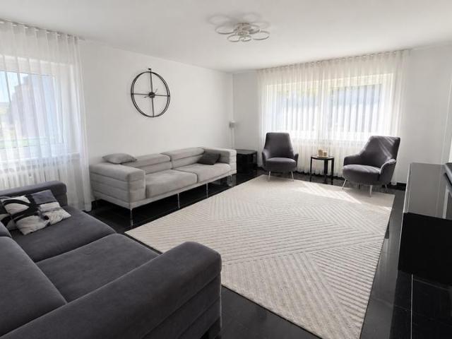 4 bis 5 Zimmer Wohnung mit Balkon, Einbauküche
