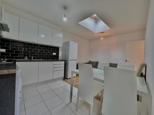 4 Blandfield Road, SW12 8BG 3 bed flat £3,200 pcm £738 pw