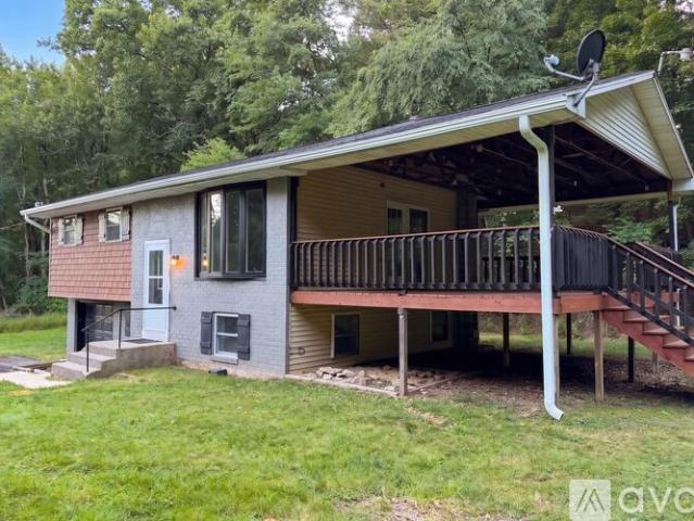 4 BR, 1.5 BA Apartment 112 N Lake Rd, Pottsville, PA 17901