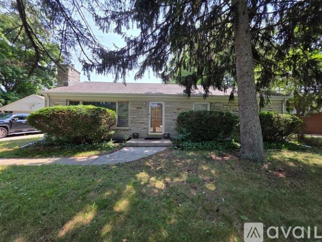 4 BR, 1.5 BA Apartment 1725 W Mequon Rd, Mequon, WI 53092