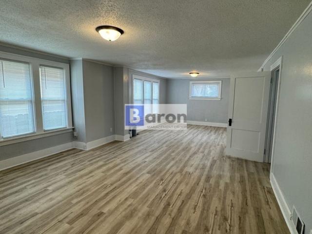 4 BR, 1.5 BA Apartment 205 E Victoria St, South Bend, IN 46614