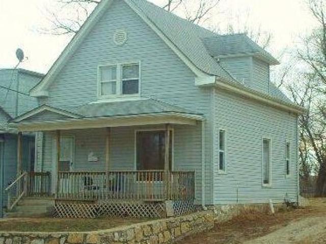 4 BR, 1.5 BA Apartment 2209 E 37th St, Kansas City, MO 64109